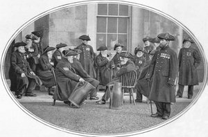 Chelsea Pensioners with black jacks, London, c1901 1901 af Unbekannt