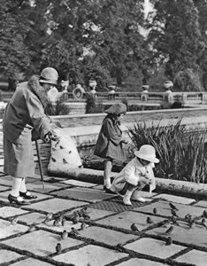 Børn fodrer spurvene i Hyde Park, London, 1926-1927 af Unbekannt