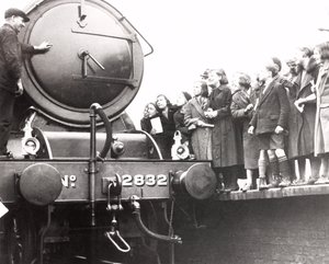 Børn ser på et damplokomotiv, 3. marts 1936 af Unbekannt