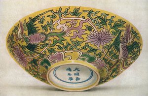 Kinesisk emaljemalet porcelænsskål. Chia Ching-periode, 1522-1566, 1928 af Unbekannt