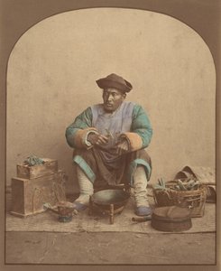 [Kinesisk mand, der sidder med værktøj], 1870