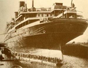 Rengøring af Hull of the Majestic i tørdok, c1930. af Unbekannt