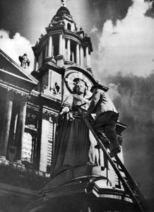 Rengøring af statuen af dronning Anne som en del af kong George vs sølvjubilæum, 1935 af Unbekannt