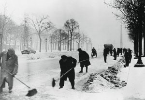 Rydning af sne på Champs Elysees, tysk-besatte Paris, vinter, 1941 af Unbekannt