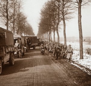 Søjle af lastbiler og tropper, Somme-Tourbe, Nordfrankrig, c1914-c1918 af Unbekannt