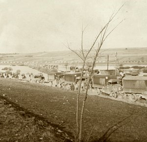Søjle af lastbiler på Voice Sacrée, Verdun, Nordfrankrig, c1914-c1918. af Unbekannt
