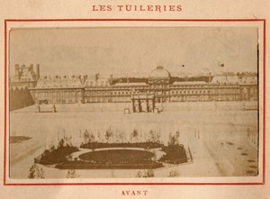 Kommune i Paris (1871): udsigt over Palais des Tuileries i Paris før branden i maj 1871. Foto af Pierre Pepetit. Tryk på pap, Dim. 9x5,4 cm af Unbekannt