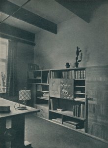 Hjørne af et bibliotek designet af Hans Hartl, c1927 af Unbekannt