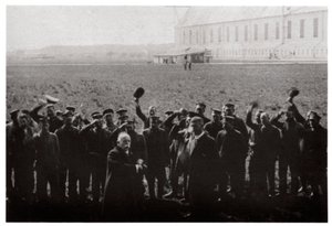 Grev Zeppelin hilste af medlemmer af flådens luftskibsflåde, Tyskland, 1914-1917 1933 af Unbekannt