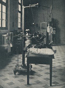 Crookes, Rontgen og Finsen - Using the Marvelous X-rays Apparatus, c1925 af Unbekannt