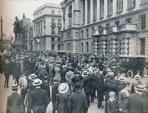Folkemængden ventede udenfor krigskontoret morgenen før krigen blev erklæret, 1914 af Unbekannt