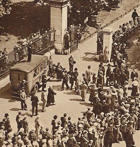 Publikum ser på den anholdte mand ført til politivognen, 1937 af Unbekannt