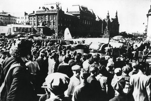 Folkemængder omkring et nedskudt tysk bombefly udstillet på Sverdlov-pladsen, Moskva, 1941 af Unbekannt