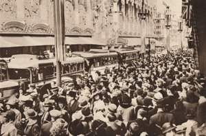 Folkemængder på Oxford Street under helligdagen, der fulgte efter kong George VIs kroning, 1937 af Unbekannt