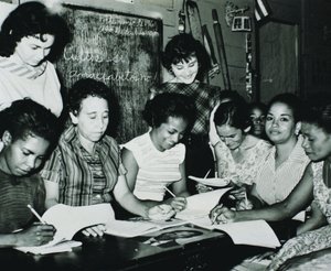 Den cubanske revolution: kvinder, der deltager i de uddannelsesprogrammer, der blev oprettet af Fidel Castros alfabetiseringskampagne på landet, begyndelsen af 1960