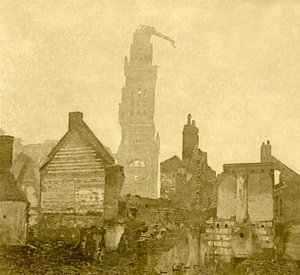 Beskadiget spir af Notre-Dame de Brebières, Albert, Nordfrankrig, c1915-c1918 af Unbekannt