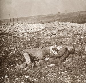 Død tysk soldat, Verdun, Nordfrankrig, c1914-c1918. af Unbekannt
