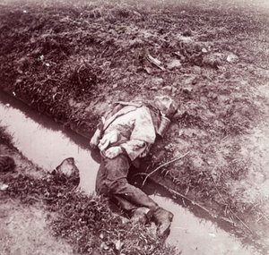 Død tysk soldat, Ypres, Flandern, Belgien, c1914-c1918 af Unbekannt