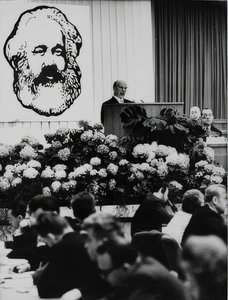 Formanden for statsrådet i Den Tyske Demokratiske Republik Walter Ulbricht ved et møde i anledning af Karl Marx