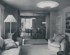 Spisestue og stue, kun opdelt af tunge gardiner i en attraktiv moderne vævning, 1942 af Unbekannt