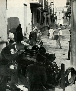 Fordelt i Kairos baggader er en hel lille industri ...c1942-1943, 1945. af Unbekannt