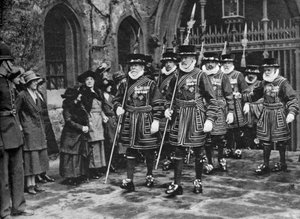 Fordeling af Maundy Money af Yeomen Warders, Tower of London, 1926-1927 af Unbekannt