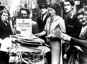 Fordeling af de første officielle lister over sårede og tilfangetagne franskmænd, Paris, 25. juli 1940 af Unbekannt