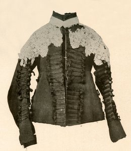 Dublet af sort stof trimmet med silkefletning og hæklede knapper, c1600-tallet, 1937. af Unbekannt