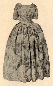 Kjole af buff chine silke, båret af Lady Stuart i Barbados Colony, c1700, 1937. af Unbekannt