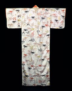 Broderet hvid satin dame kimono, japansk, Edo periode, 1600-1867 af Unbekannt