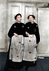 Emmeline og Christabel Pankhurst, engelske suffragetter, i fangedragt, 1908 af Unbekannt