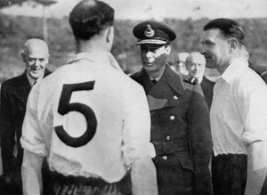 Den engelske fodboldspiller Eddie Hapgood møder kong George VI, c1937-c1944 af Unbekannt