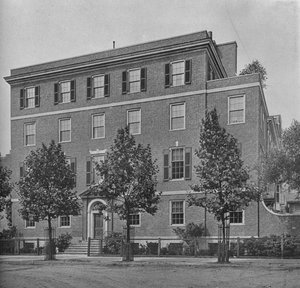 Indgangsfronten på East 57th Street, fru WK Vanderbilts hus, New York City, 1924 af Unbekannt
