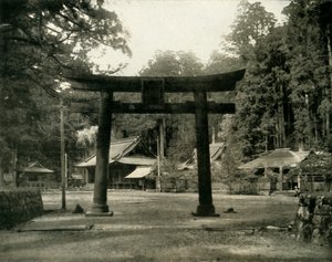 Indgang til et Shinto-tempel i Nikko-distriktet i Japan, 1936. af Unbekannt