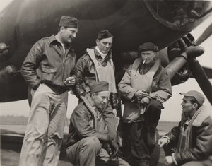 Ernie Pyle med et bombeflybesætning af Unbekannt