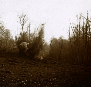 Eksplosion af granat affyret af en tank, c1914-c1918 af Unbekannt
