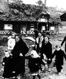 Familier, der forlod deres landsby, blev bombarderet under landgangen i Normandiet, Frankrig, 1944 af Unbekannt