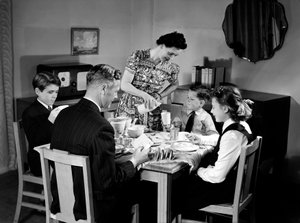 Familie til morgenmad, ca 1948 af Unbekannt