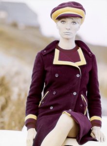 Mode: ung kvinde iført kasket og frakke, slutningen af 1960