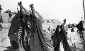 Kvindelige vandbærere, Amarah, Irak, 1917-1919 af Unbekannt