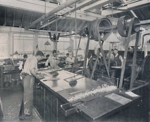 Afsluttende operationer i støberiet. Trimning af plader og efterbehandling, 1917 af Unbekannt