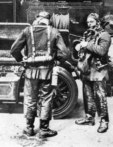 Brandmænd iført røghjelme, Farringdon Street gummifabrik, London, 1926-1927 af Unbekannt