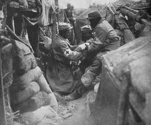 Førstehjælp til en såret mand i en af de franske skyttegrave, 1915 af Unbekannt