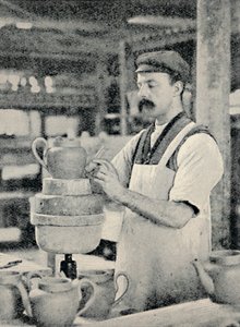 Fastgøring af tud på en tekande, c1917 af Unbekannt