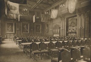 Flaghængt store sal, hvor det magtfulde købmandsselskab holder sine banketter, c1935. af Unbekannt