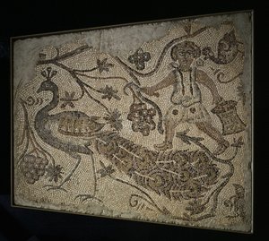 Gulvmosaikpanel: Vindruehøster med påfugl, 400s. af Unbekannt