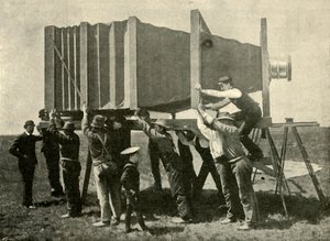 Fokus på det gigantiske kamera til arbejde, 1901. af Unbekannt