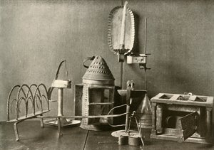 Fodvarmer, olielamper, stearinlyslampe, bliklanterne og brødrister, c1700-tallet, 1937. af Unbekannt