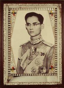 Indrammet portræt af kong Bhumibol Adulyadej (s/h foto) af Unbekannt