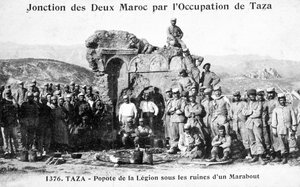 Fransk Fremmedlegion ved nogle Marabout-ruiner, Taza, Marokko, 1904 af Unbekannt